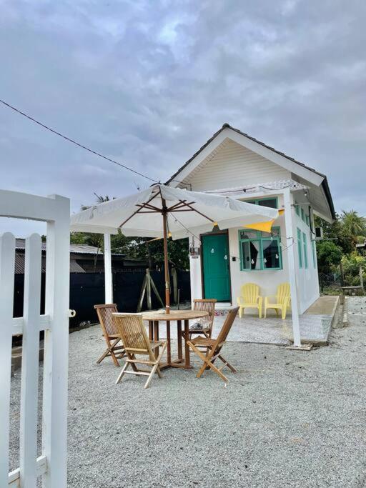Kampong Nail Sea Kecil Tiny House Near Jetty Of Kuala Besut 빌라 외부 사진